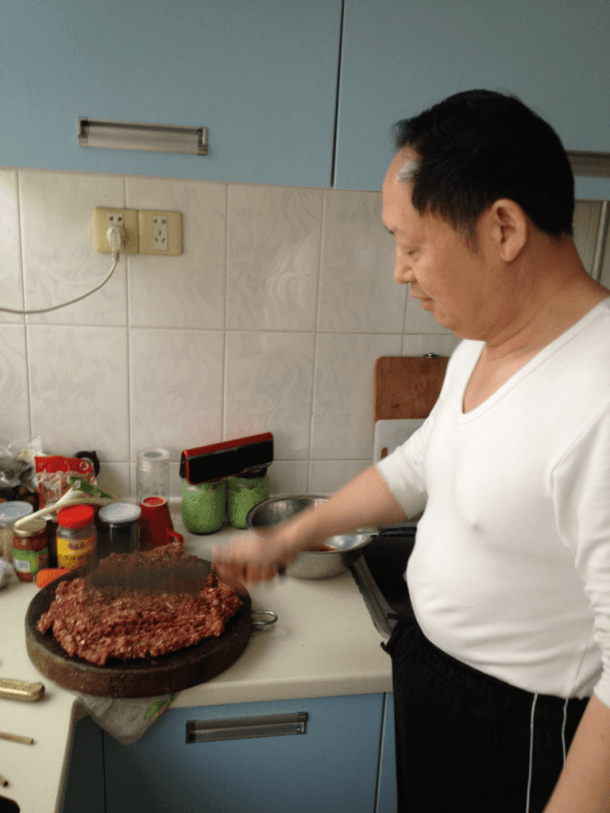 鲁西南老家的传统是吃羊肉馅饺子。老爸在剁馅。